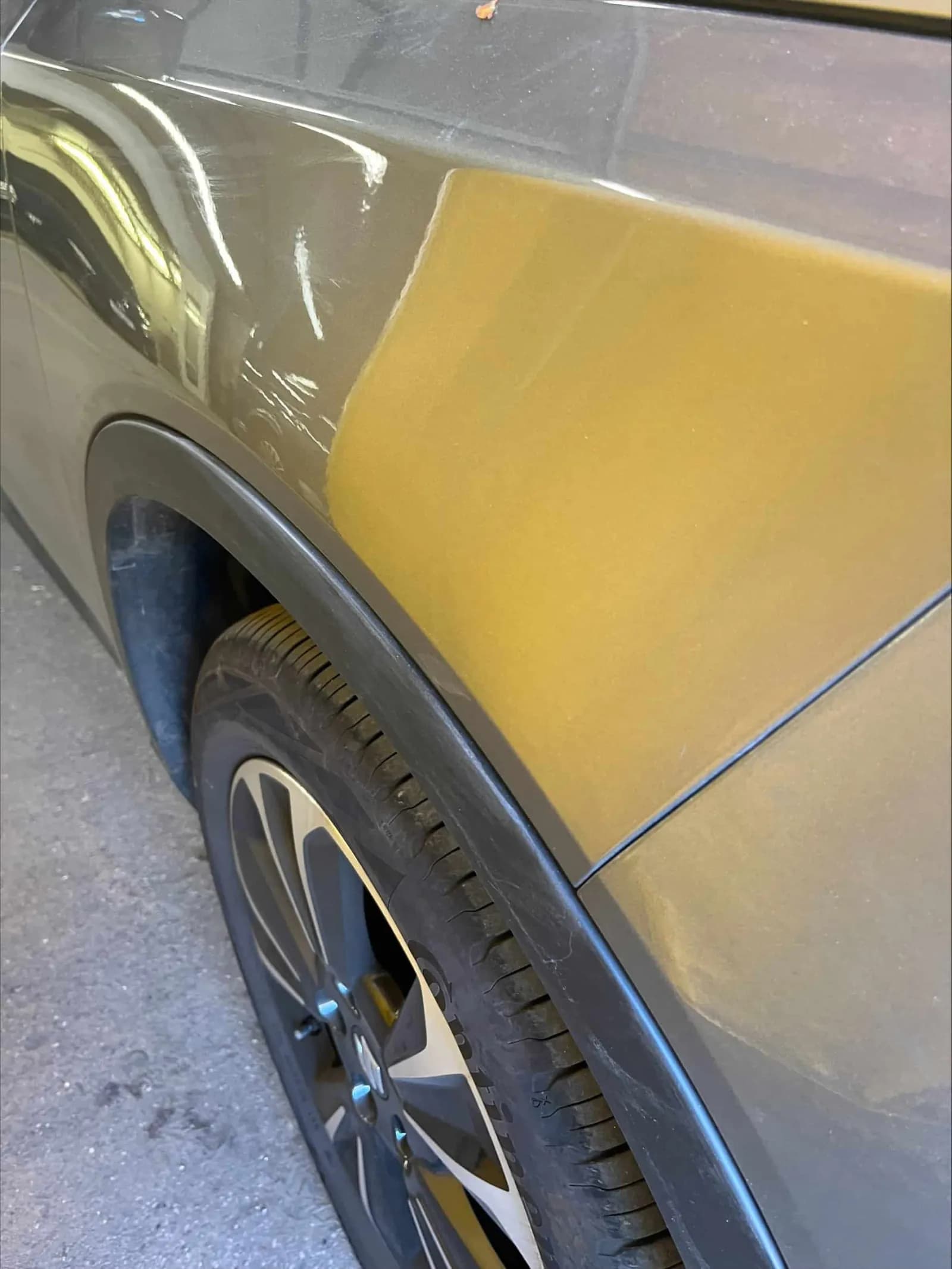 Suzuki Vitara front wing above the wheel arch, close-up in the workshop